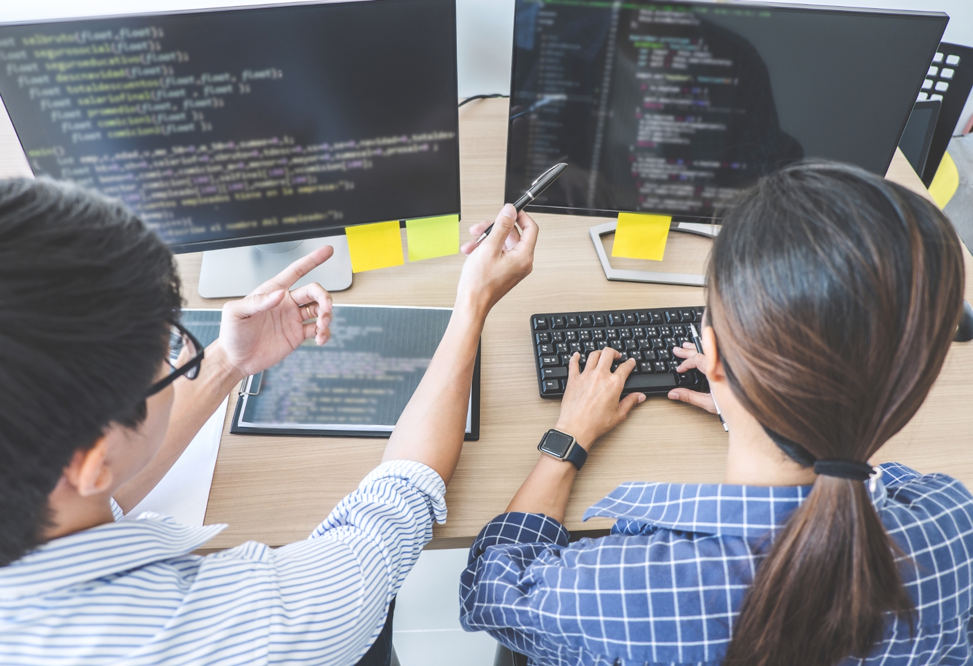 パソコンに向かう二人